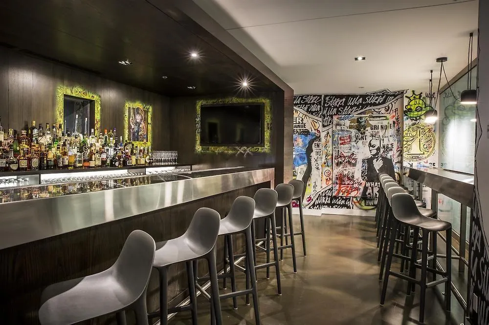 W Montreal Hotel